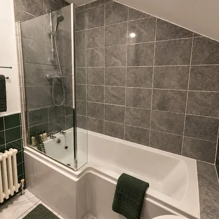F15Gh - Stylish Home With Garden And Parking *